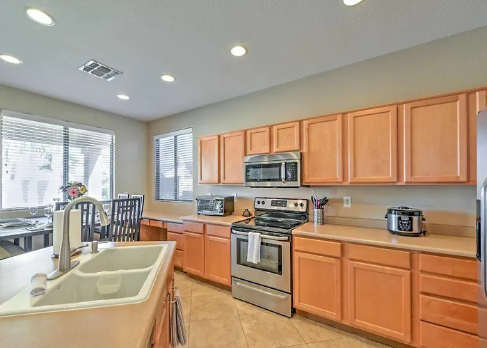 Inviting W/ Private Pool: Near Golf! Surprise